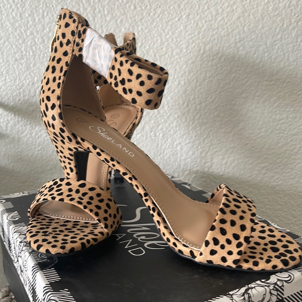 Women’s open toe heels. Cheetah print size 8.5